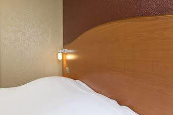 Authentic By Balladins Valenciennes Aéroport Hotel 3*